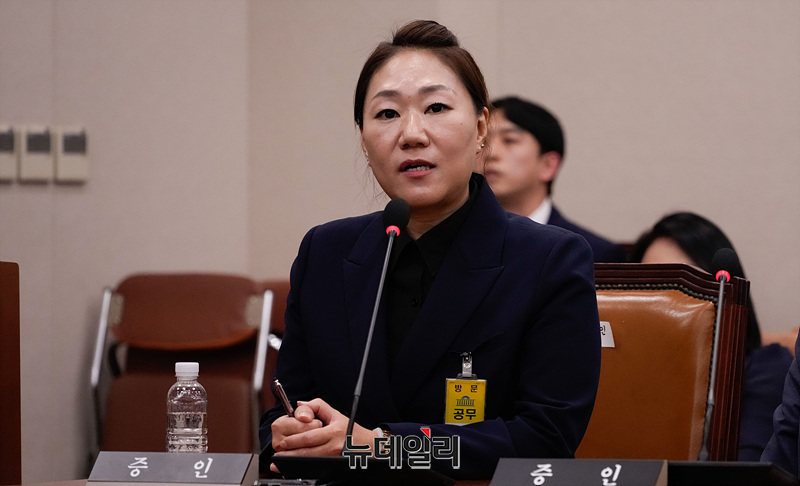 ▲ 강혜경씨가 21일 오후 서울 여의도 국회에서 열린 국회 법제사법위원회의 대검찰청에 대한 국정감사에서 의원들의 질의에 답하고 있다. ⓒ이종현