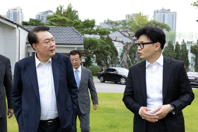 ▲ 윤석열 대통령이 21일 서울 용산 대통령실 파인그라스 앞에서 한동훈 국민의힘 대표와 실내 면담에 앞서 함께 산책하며 대화를 나누고 있다. (사진=대통령실 제공) 2024.10.21. ⓒ뉴시스