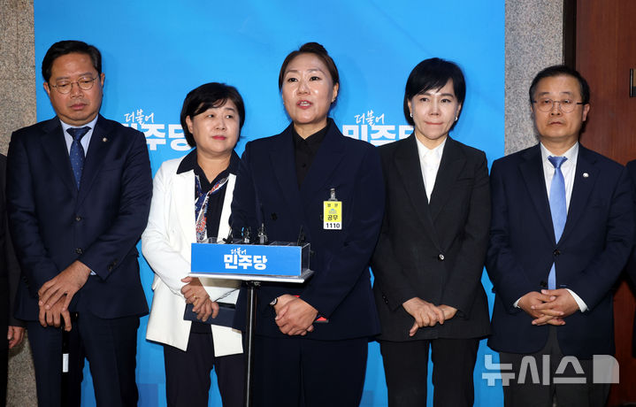 ▲ 국회 법제사법위원회 국정감사에 증인으로 출석한 강혜경 씨가 21일 오후 서울 여의도 국회 더불어민주당 대표실 앞에서 열린 민주당 공익제보자 권익보호위원회 기자회견에서 취재진의 질문에 답변하고 있다. 2024.10.21. ⓒ뉴시스