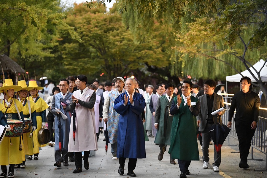 ▲ 지난 18일 ‘2024 문화의 달’ 기념행사 개막식에 참석하기 위해 남원을 찾은 유인촌 문화체육관광부 장관과 최경식 남원시장.(앞줄 가운데 유인촌 장관 오른쪽 최경식 시장)ⓒ남원시