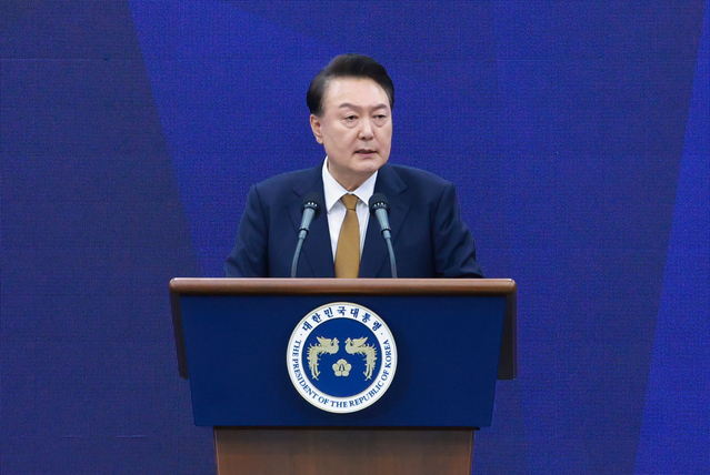 ▲ 윤석열 대통령이 22일 부산항국제전시컨벤션센터(BPEX)에서 열린 '27회 IAVE 2024 부산세계자원봉사대회' 개회식에서 축사를 하고 있다. (대통령실통신사진기자단) 2024.10.22. ⓒ뉴시스