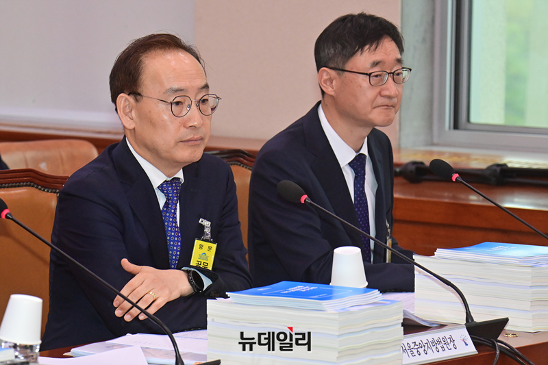 ▲ 김정중 서울중앙지방법원장이 22일 오후 국회에서 열린 법제사법위원회의 서울고등법원, 서울중앙지방법원 등에 대한 국정감사에서 의원 질문을 듣고 있다. ⓒ이종현 기자