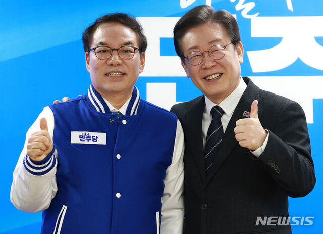 ▲ 이재명 더불어민주당 대표가 2월 23일 서울 영등포구 중앙당사에서 열린 인재영입식에서 정한중 한국외대 법학전문대학원 교수에게 당 점퍼를 입혀주고 있다. ⓒ뉴시스