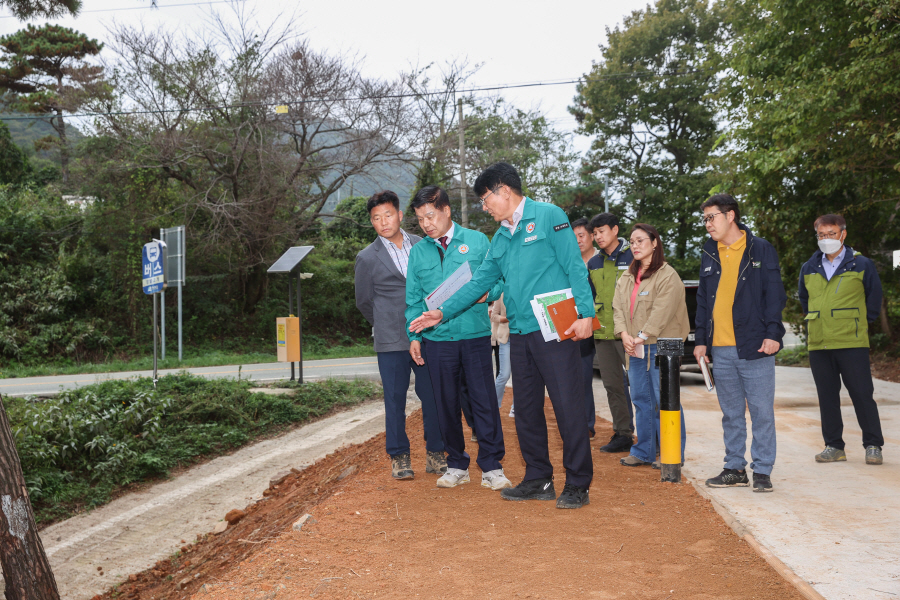 ▲ 지난 21일 이상근 고성군수가 황토맨발걷기 길 현장을 직접 확인하고 있다. ⓒ고성군 제공