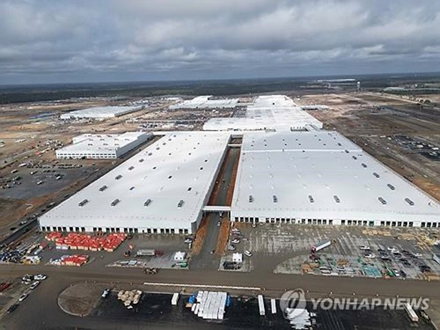 ▲ 미국 등 선진국을 중심으로 막대한 보조금 살포로 통상환경이 위축되면서 무역중심의 우리나가 경제에 비상등이 켜졌다. 사진은 미국 조지자주에 건설 중이 현대차그룹의 전기차 공장ⓒ연합뉴스