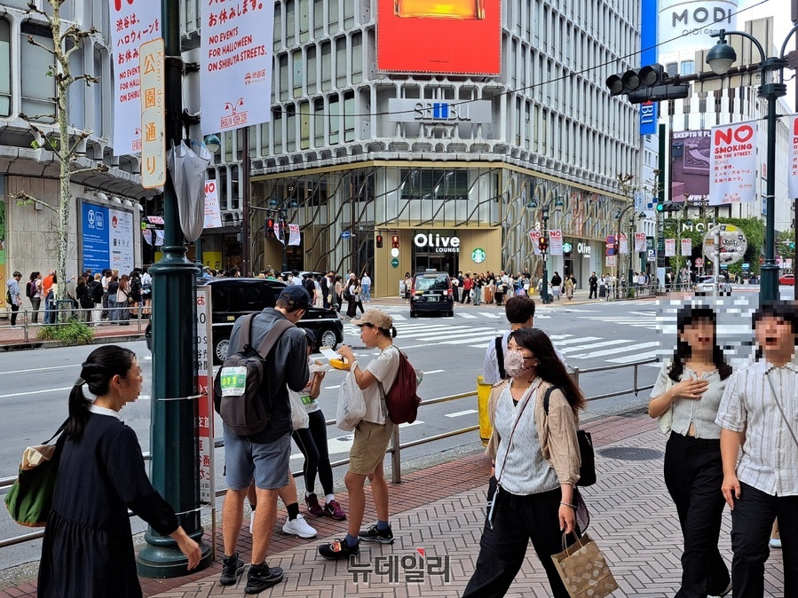 ▲ 자리에 앉지 못한 고객들이 테이크아웃 주문 후 매장 앞 거리에서 식사하는 모습ⓒ조현우 기자