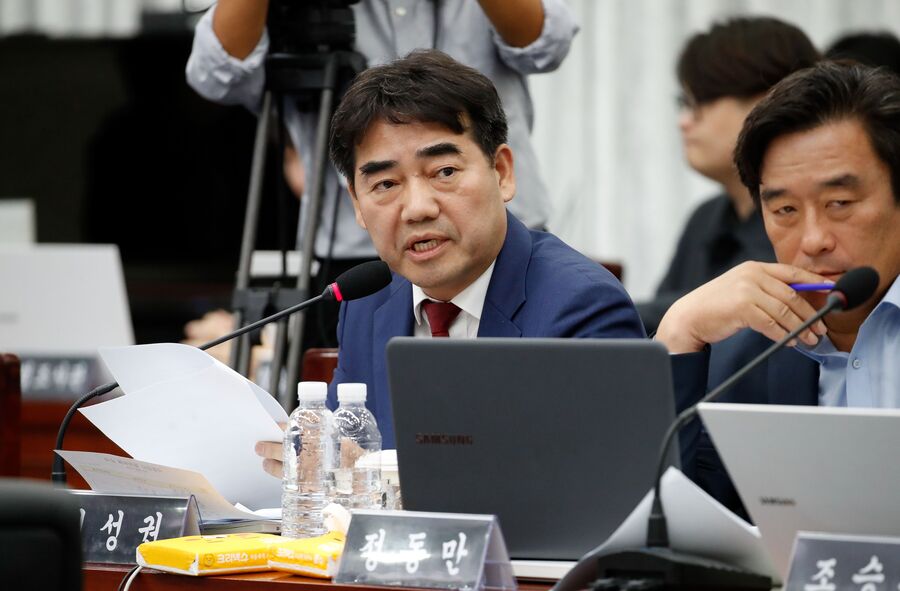 ▲ 이성권 국민의힘 의원이 23일 오전 제주도청 탐라홀에서 열린 국회 행정안전위원회의 제주도 국정감사에서 문재인 전 대통령의 딸 문다혜씨의 불법 숙박업 운영 의혹에 대해 질의하고 있다. ⓒ뉴시스