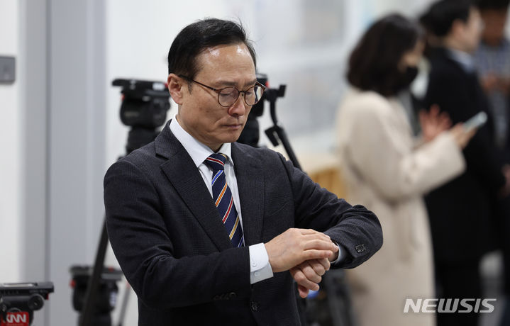 ▲ 홍영표 의원이 지난 3월 서울 여의도 국회에서 더불어민주당 탈당 기자회견을 위해 대기하고 있다. ⓒ뉴시스