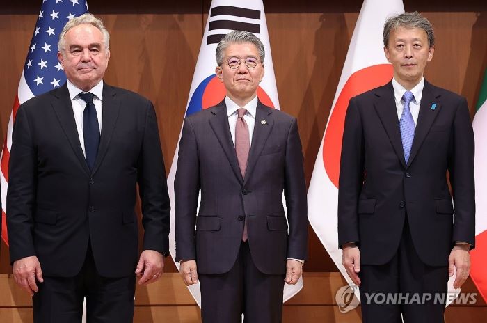 ▲ 김홍균 외교부 1차관이 16일 오후 정부서울청사 별관 외교부에서 대북제재 관련 대외 발표 기자회견에 앞서 커트 캠벨 미 국무부 부장관, 오카노 마사타카 일 외무성 사무차관과 기념촬영을 하고 있다. ⓒ연합뉴스