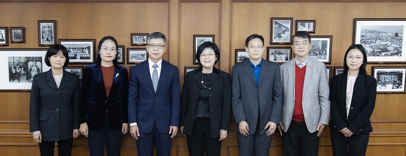 ▲ 지난 22일 문시연 숙명여대 총장이 서울 용산구 숙명여대 행정관에서 학교를 방문한 중국교육보간사, 주한중국대사관 관계자들과 기념촬영을 하고 있다. 왼쪽부터 이견진(李坚真) 신문출판센터 부센터장, 조수홍(赵秀红) 기초교육 분야 편집장, 애홍가(艾宏歌) 주한중국대사관 교육과 공사참사, 문시연 총장, 왕서림(汪瑞林) 대표단장·교육 및 체육건강 분야 겸임 편집장, 황위(黄蔚) 고등교육센터 뉴미디어총괄, 이혜민(李慧敏) 주한 중국대사관 교육과 3등서기관.ⓒ숙명여대