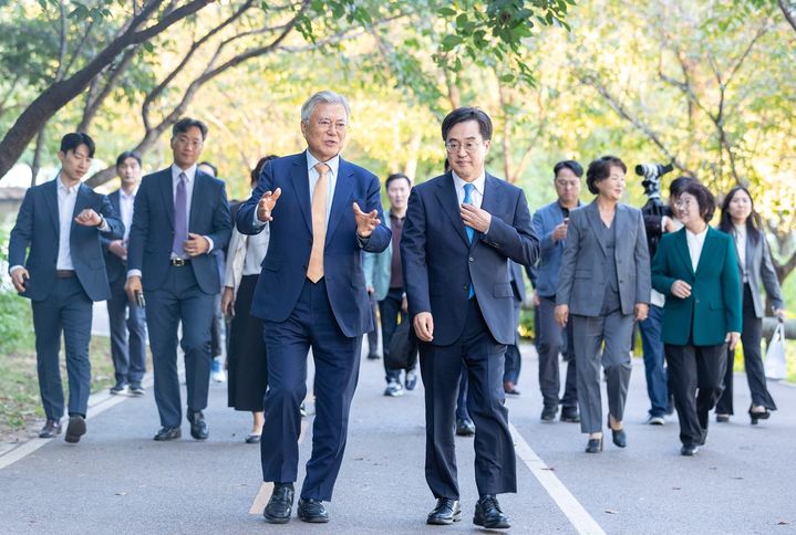 ▲ 지난 4일 오후 수원 광교호수공원에서 문재인 전 대통령과 김동연 경기도지사가 산책을 하고 있다. ⓒ경기