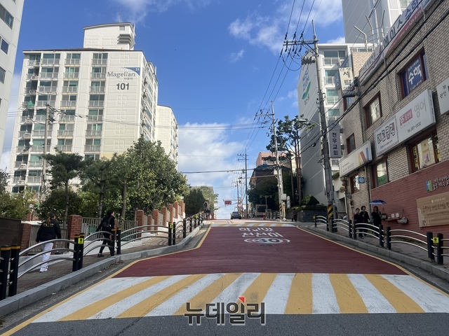 ▲ 아크로 베스티뉴에서 가장 가까운 초등학교인 호계초등학교 통학길. ⓒ임희택 기자