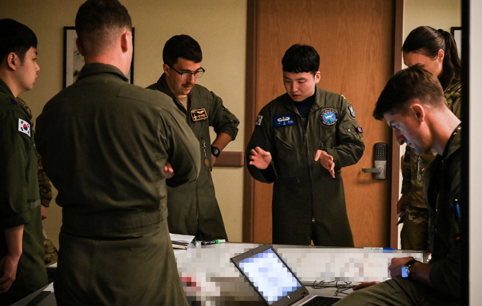 ▲ 한미 공군은 지난 21일부터 내달 1일까지 2주에 걸쳐 대규모 연합공중훈련인 '프리덤 플래그'(Freedom Flag) 훈련을 실시하고 있다. 사진은 23일 오산기지에서 훈련에 참가한 한미 조종사들이 전술토의하고 있는 모습. ⓒ공군 제공