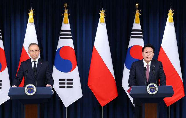 ▲ 윤석열 대통령이 24일 서울 용산 대통령실 청사에서 열린 한-폴란드 공동언론발표에서 발언하고 있다. 왼쪽은 국빈 방한한 안제이 두다 폴란드 대통령. 2024.10.24. ⓒ뉴시스