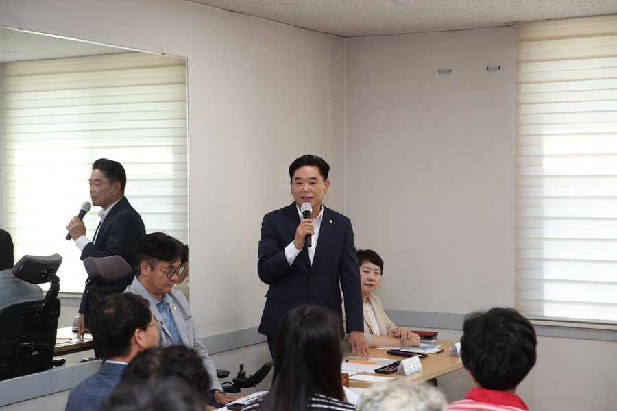 ▲ 지난 4월, 김경진 익산시 의장이 ‘부송4지구 도시개발사업 주민간담회’에 참석해 주민들의 고충을 직접 청취하고 개선방안을 논의하고 있다.ⓒ익산시의회