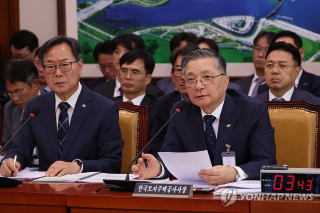 ▲ 이한준 한국토지주택공사(LH) 사장이 지난 10일 오전 서울 여의도 국회에서 열린 국토교통위원회의 국정감사에서 위원 질의에 답하고 있다. ⓒ연합뉴스