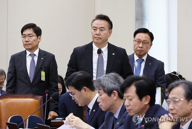 ▲ 24일 국회 정무위원회 국정감사에서 유재훈(가운데) 예금보험공사 사장이 질의에 답변하고 있다.ⓒ연합뉴스