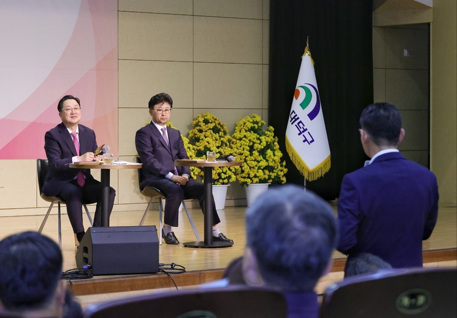 ▲ 이장우 대전시장이 한 대덕구민으로부터 건의사항을 청취하고 하고 있다.ⓒ대전시