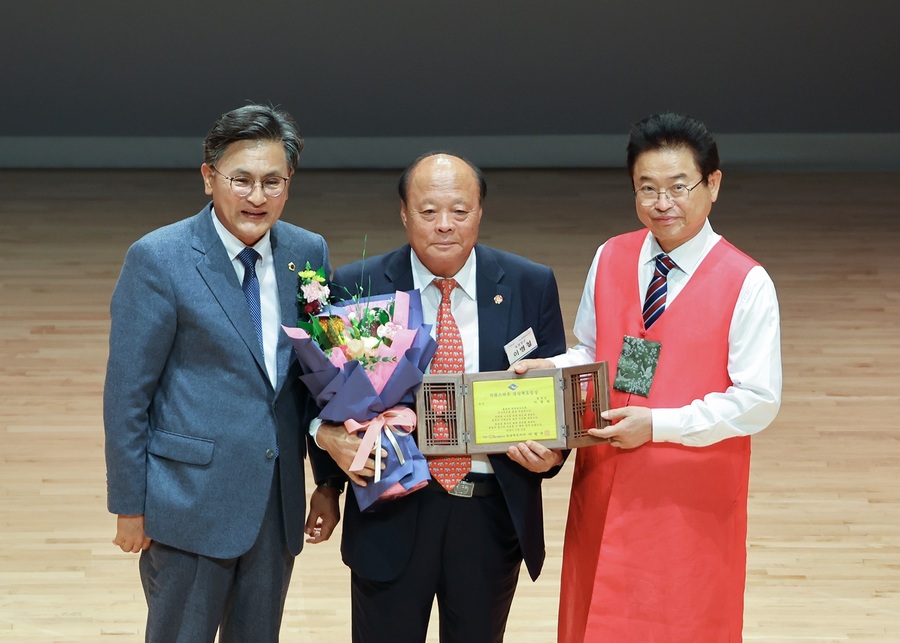 ▲ 이병철 남자현지사 기념관 건립추진위원장(이하 위원장)이 10월 23일 경상북도청에서 개최된 ‘2024년 경상북도민의 날’ 기념행사에서 자랑스러운 도민상 수상의 영예를 얻었다.ⓒ영양군