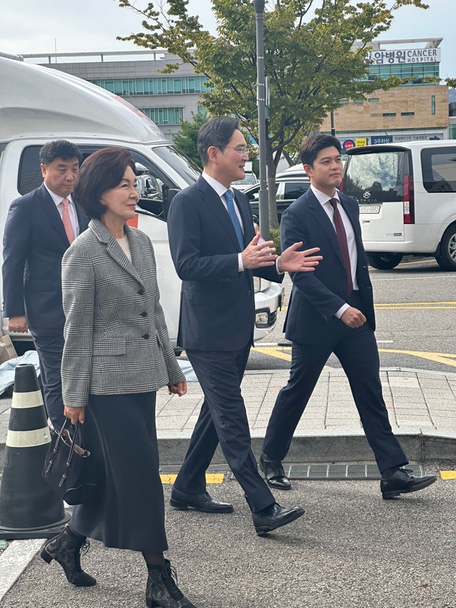 ▲ 21일 이재용 삼성전자 회장과 홍라희 전 삼성미술관 리움 관장(왼쪽), 김용태 국민의힘 의원(오른쪽)이 서울대어린이병원에서 열린 ‘함께 희망을 열다, 미래를 열다’ 행사 참석을 위해 이동하고 있다. ⓒ장소희 기자