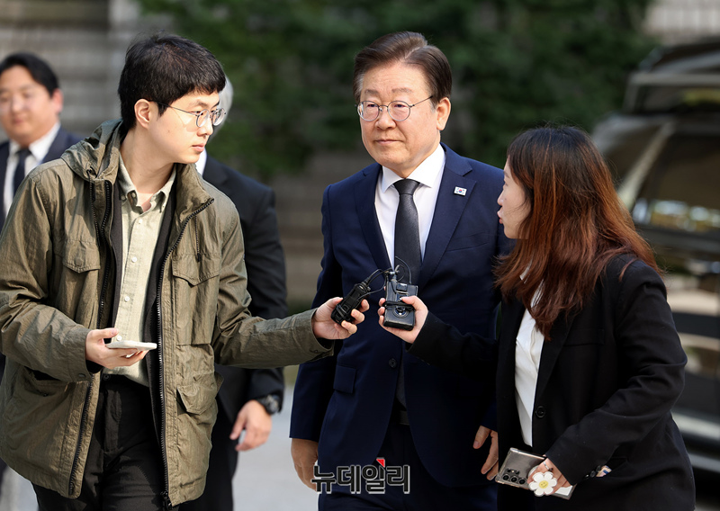 ▲ 이재명 더불어민주당 대표가 25일 오전 서울 서초구 서울중앙지법에서 열린 '대장동 배임·성남FC 뇌물' 1심 속행 공판에 출석하고 있다. ⓒ정상윤 기자