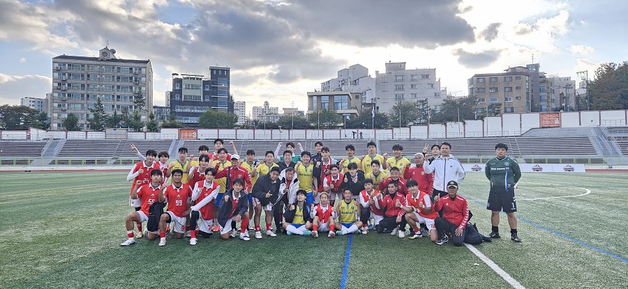 ▲ 경기 후 뭉쳐야 찬다 팀과 기념사진을 찍는 익산원광 FC.ⓒ익산시