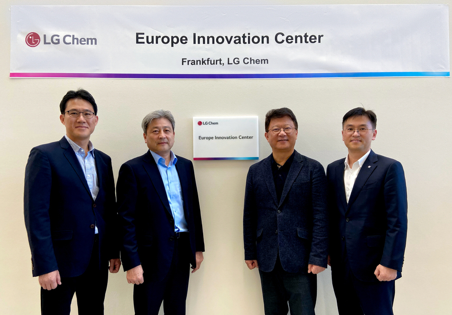 ▲ LG화학이 독일 프랑크푸르트 법인에서 유럽 이노베이션 센터 개소식을 가졌다. (왼쪽부터) 바이오소재기술2TFT 강동균 수석연구위원, CTO 이종구 부사장, 기술기획그룹장 이호경 상무, 유럽BS담당 이충희 부문담당ⓒLG화학