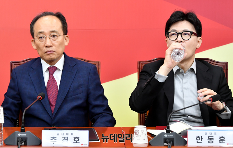 ▲ 한동훈(오른쪽) 국민의힘 대표가 28일 오전 서울 여의도 국회에서 열린 최고위원회의에서 발언하다 잠시 물을 마시고 있다. 왼쪽은 추경호 원내대표. ⓒ 이종현 기자