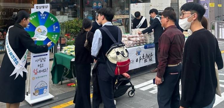 ▲ 압구정 로데오 MZ ‘젊음의 행진’ 행사장에 마련된 NH농협은행 서울본부 홍보 부스 모습.
 ⓒNH농협은행 제공.