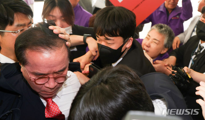 ▲ 김광호 전 서울경찰청장이 지난 4월 22일 서울 마포구 서울서부지방법원에서 열린 업무상 과실치사 등 혐의 이태원 참사 재판 1심 1차 공판기일에 참사 유가족들의 항의를 받으며 출석하고 있다. ⓒ뉴시스