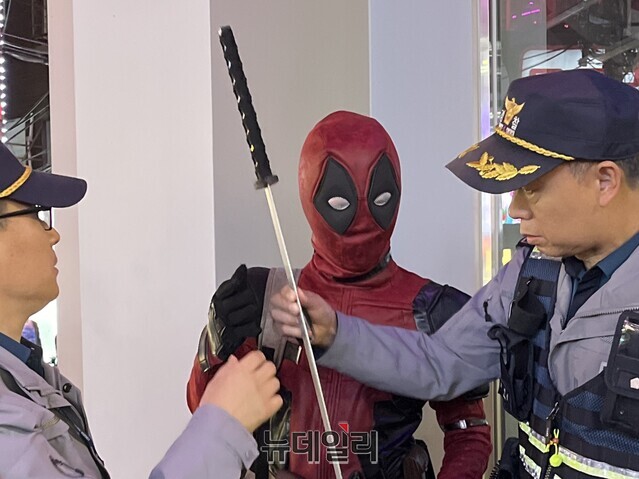 ▲ 핼러윈 데이를 앞둔 주말인 26일 오후 서울 마포구 홍대 일대를 순찰하던 서울경찰청 기동순찰대가 가짜 도검을 소지한 시민을 단속하고 있다. ⓒ어윤수 기자