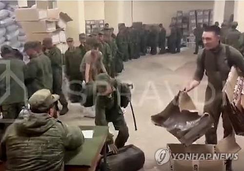 ▲ 우크라이나 군이 공개한 보급품 받는 북한군 추정 병력. 18일(현지시간) 우크라이나 군 전략소통·정보보안센터(SPRAVDI)가 북한군으로 추정되는 군인들이 줄을 서서 러시아 보급품을 받고 있다고 공개한 영상. ⓒ 연합뉴스