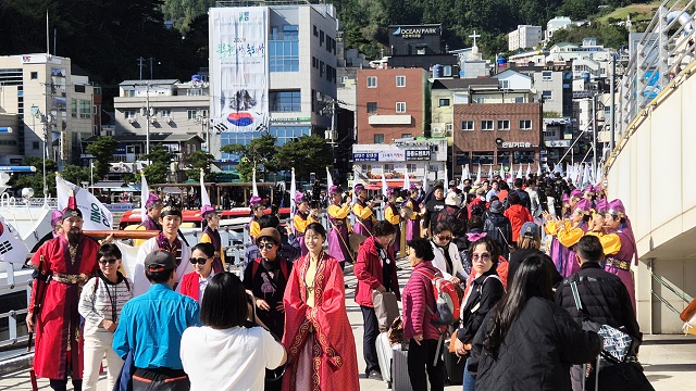 ▲ 경북문화관광공사는 독도의 날인 지난 25일부터 26일까지 이틀간 울릉도 도동항과 사동항에서 ‘우산국왕 납시오’ 행사를 개최했다.ⓒ경북관광공사