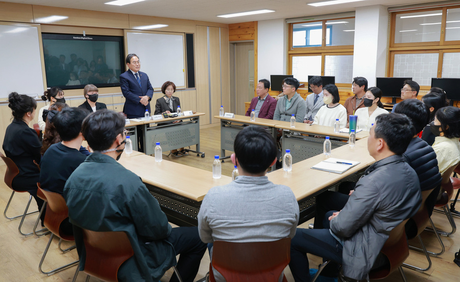 ▲ 서거석 전북교육감이 29일 전주A초등학교를 찾아 일부 학부모들의 악성 민원 사례를 청취하고 엄정 대처 입장을 밝히고 있다.ⓒ전북교육청