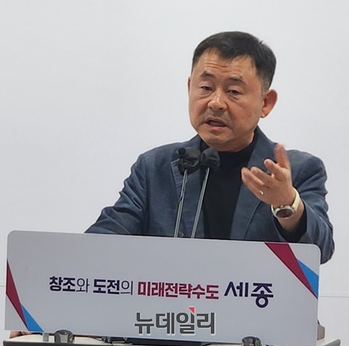 ▲ 김려수 세종시 문화체육관광국장이 29일 오후 세종시청 정음실에서 기자회견을 하고 있다.ⓒ이길표 기자