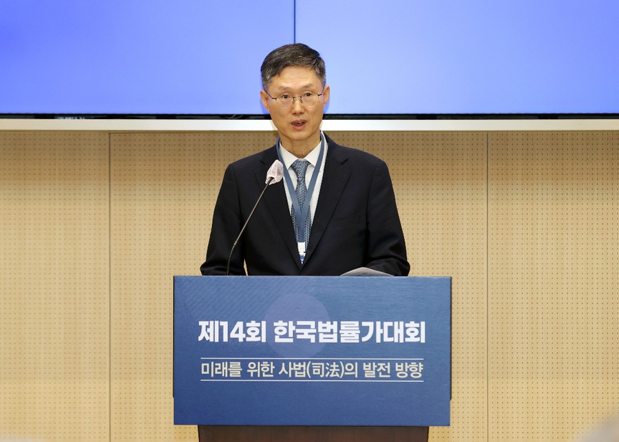 ▲ 문형배 헌법재판소장 권한대행이 29일 서울 성북구 고려대학교에서 미래를 위한 사법의 발전 방향을 주제로 열린 2024년 제14회 한국법률가대회에서 축사하고 있다. ⓒ헌법재판소 제공