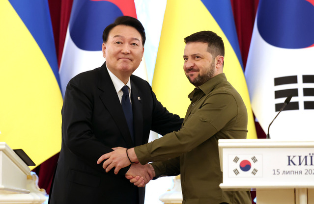 ▲ 윤석열 대통령이 15일(현지시간) 키이우 마린스키 궁에서 열린 한-우크라이나 정상 공동언론발표에서 볼로디미르 젤렌스키 우크라이나 대통령과 악수하고 있다. (사진=대통령실 제공) 2023.07.16. ⓒ뉴시스
