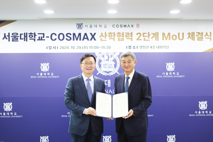 ▲ 10월 29일 서울대에서 열린 ‘서울대-코스맥스 TIC 2단계 공동 연구 협약식’에서 이경수 코스맥스 그룹 회장(오른쪽)과 유홍림 서울대 총장이 기념촬영을 하고 있다.ⓒ코스맥스
