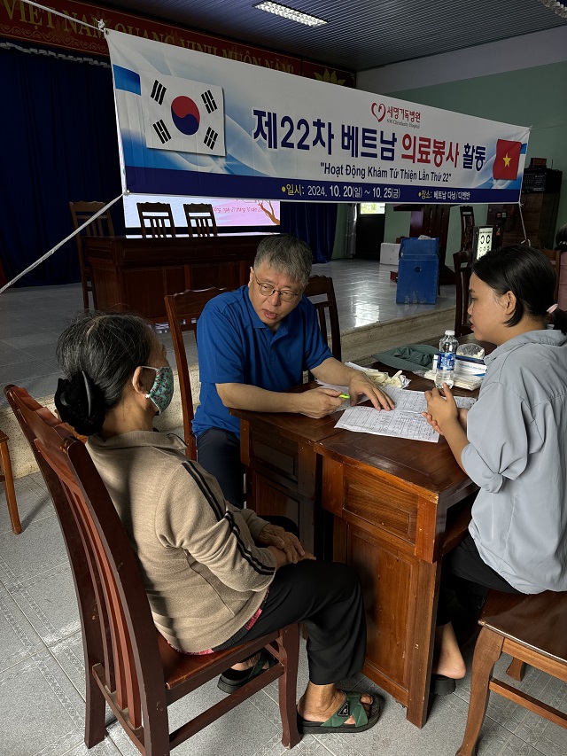 ▲ 포항세명기독병원 한동선 병원장이 환자를 진료하고 있다.ⓒ포항세명기독병원