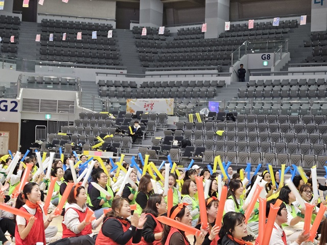 ▲ 포항교육지원청은 지난 28일 포항종합운동장 실내체육관에서 포항 관내 초·중·고 학부모 200여명이 참가한 가운데 2024 포항 학부모 어울림 한마당을 개최했다.ⓒ포항교육지원청