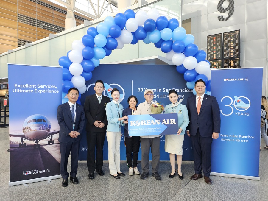 ▲ 대한항공은 29일(현지시간) 미국 샌프란시스코 국제공항에서 취항 30주년 ‘탑승객 대상 기념행사’를 열었다. ⓒ대한항공