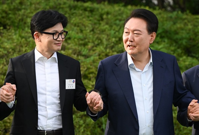 ▲ 윤석열 대통령이 지난 7월 24일 서울 용산 대통령실 청사에서 국민의힘 신임 당 지도부 만찬에 앞서 한동훈 신임 당대표와 기념촬영을 위해 손을 잡고 있다.ⓒ뉴시스(사진=대통령실)