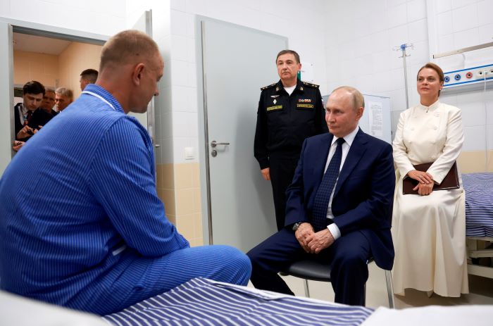 ▲ 블라디미르 푸틴 러시아 대통령이 지난 12일(현지시각) 상트페테르브루크의 군의학교에서 지난달 우크라이나의 쿠르스크 공격을 방어하다가 부상한 알렉산데르 다닐로프 중령을 병문안하고 있다. ⓒAP/뉴시스