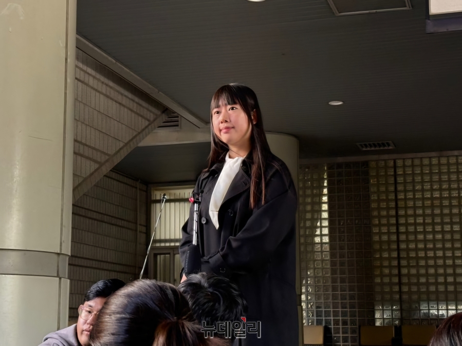 ▲ '서울대 N번방 사건'의 피해자 측 변호사가 30일 서울 서초구 서울중앙지방법원에서 열린 선고가 끝난 뒤 취재진 앞에서 질문에 답하고 있다. 2024.10.30. ⓒ정혜영 기자