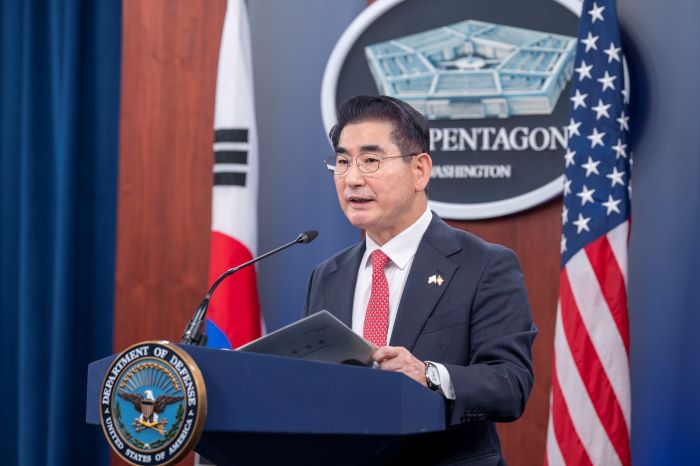 ▲ 김용현 국방부 장관이 30일(현지시각) 미국 워싱턴 국방부 청사에서 로이드 오스틴 미 국방부 장관과 공동 기자회견하고 있다. ⓒAP/뉴시스