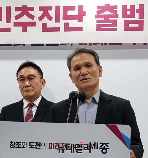 ▲ 임인택 세종시 빛축제 추진단 상임대표가 31일 오전 세종시청 정음실에서 기자회견을 하고 있다.ⓒ이길표 기자