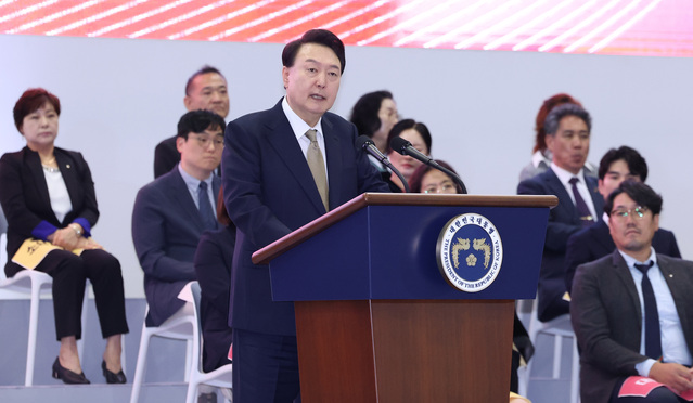 ▲ 윤석열 대통령이 31일 경기 고양시 일산 킨텍스에서 열린 2024 대한민국 소상공인대회 개막식에 참석해 축사를 하고 있다. 2024.10.31. ⓒ뉴시스