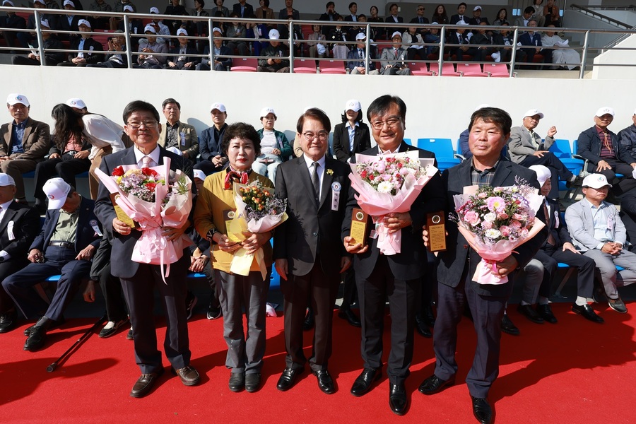 ▲ 자랑스러운 군민상은 교육·문화 부문에 이서면 박영환(77), 사회·복지 부문에 각남면 강호기(66), 지역·개발 부문에 화양읍 한인옥(62), 산업·경제 부문에 각북면 조병진(61)이 받았다.ⓒ청도군