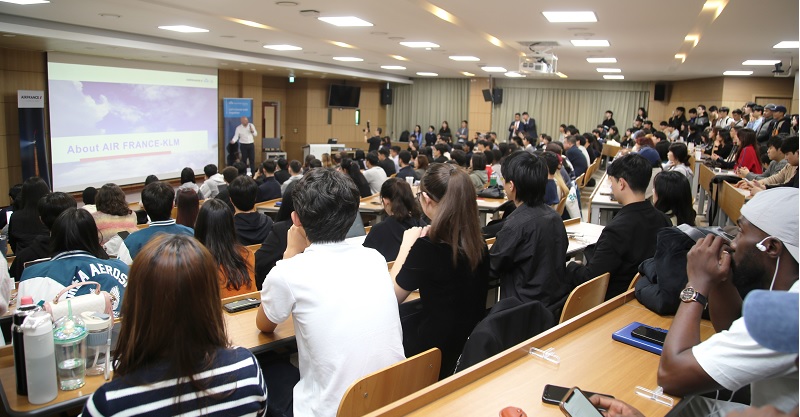 ▲ 30일 한국항공대학교 교내 강의동에서 열린 KLM 네덜란드 항공의 한국 취항 40주년 기념 특별강연에서 보리스 다쏘(Boris Darceaux) 한국‧일본‧뉴칼레도니아 지역 사장이 학생들에게 회사를 소개하고 있다.ⓒ항공대