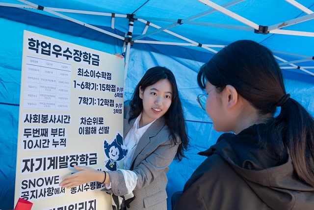 ▲ 숙명행복성장주간에서 부스 담당자가 학생들에게 대학생활에 필요한 정보를 전달하고 있다.ⓒ숙명여대